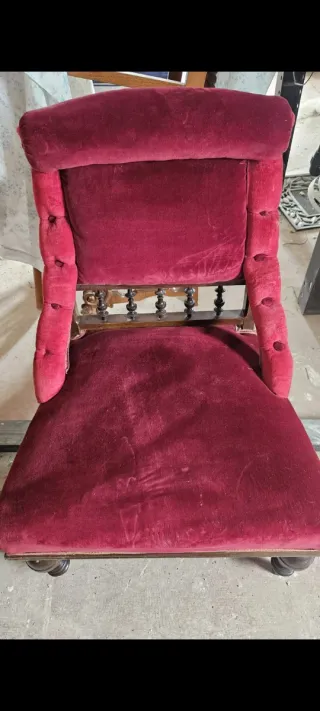 Sofá antiguo de terciopelo rojo