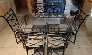 Tavolo da centro in vetro e ferro battuto e grande tavolo