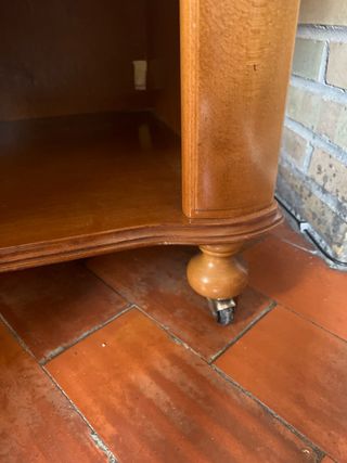 Mueble de madera con cajón y estantes