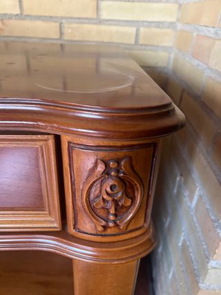 Mueble de madera con cajón y estantes