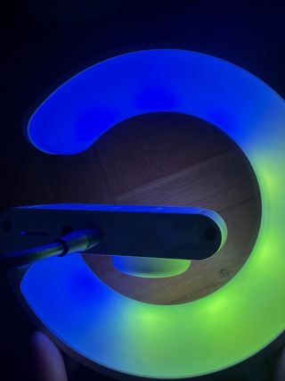 Reloj multiuso altavoz luces led cargador móvil