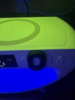 Reloj multiuso altavoz luces led cargador móvil