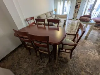 Mesa de comedor de madera