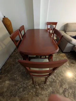 Mesa de comedor de madera