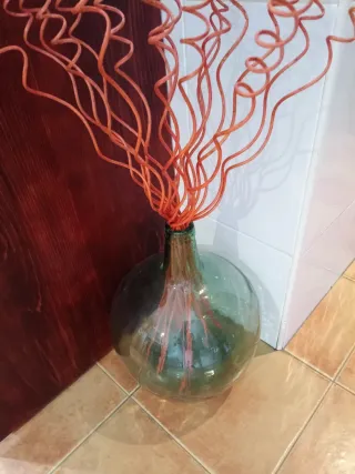 Damajuana grande de cristal verde con ramas naranj