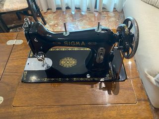 Máquina de coser Sigma antigua con mueble-funciona