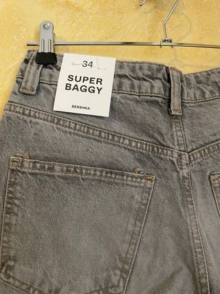 Pantalón corto superbaggy Bershka Gris