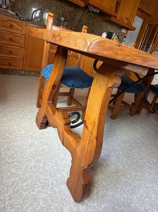 Mesa de madera maciza con hierro forjado