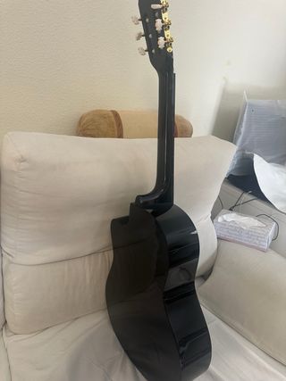 Guitarra española negra con cutaway