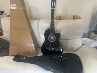 Guitarra española negra con cutaway