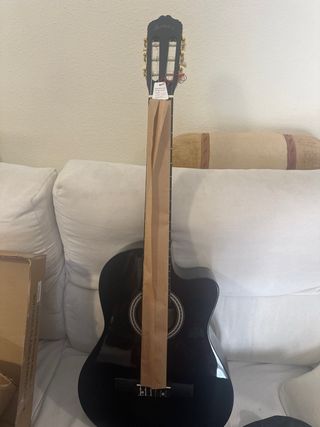 Guitarra española negra con cutaway