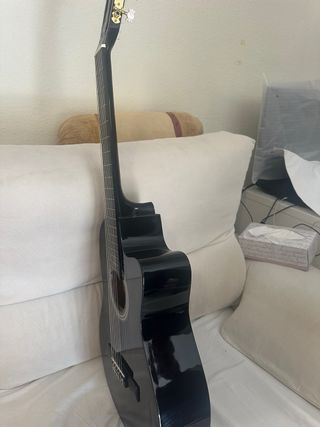 Guitarra española negra con cutaway