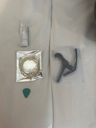 Guitarra española negra con cutaway