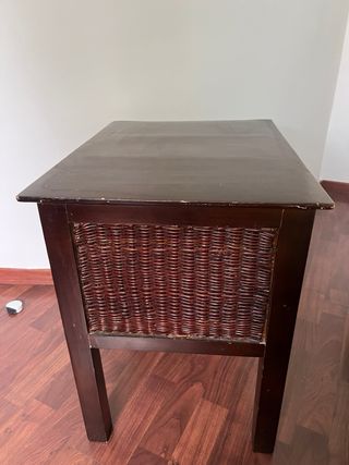 Comodino in legno con vimini