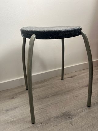 Taburete redondo con diseño de piel de cocodrilo