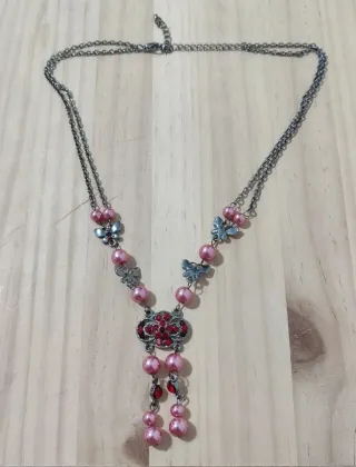 Collar perlas rosas y mariposas