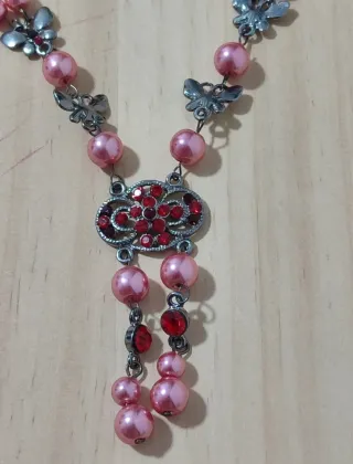 Collar perlas rosas y mariposas