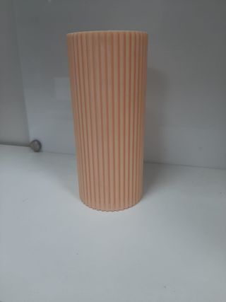 Jarrón Beige con Líneas Verticales