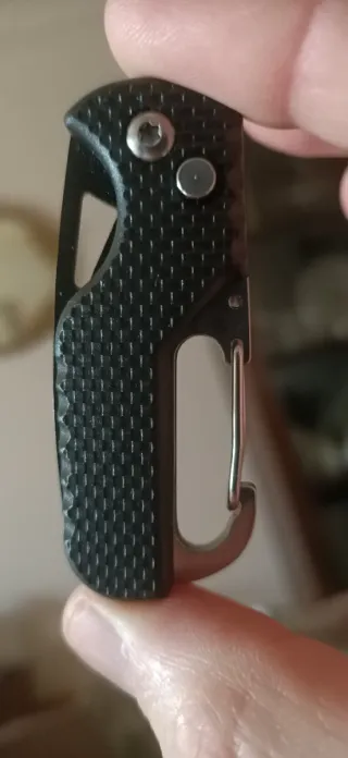 Abrecartas y paquetes multiusos con mosqueton