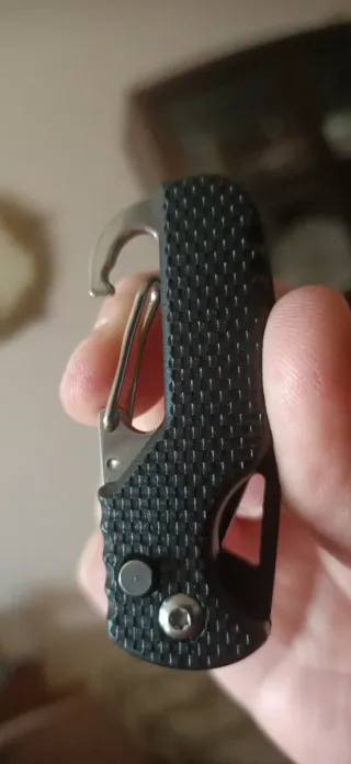 Abrecartas y paquetes multiusos con mosqueton