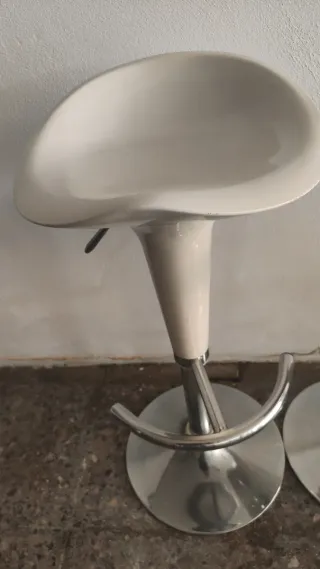 Taburetes altos plateados y blancos