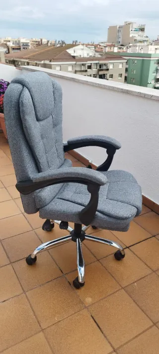 Sillón de oficina gris