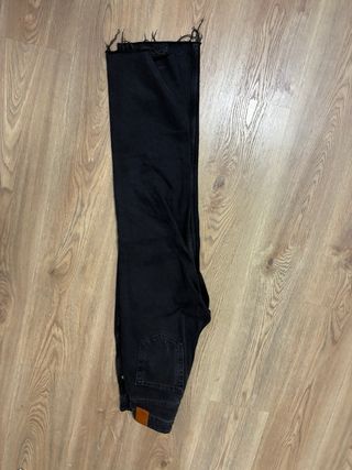 Pantalones vaqueros Zara negros desgastados