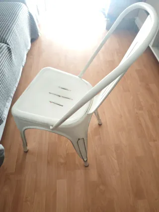 3 Sillas metálicas blancas estilo vintage y cojin