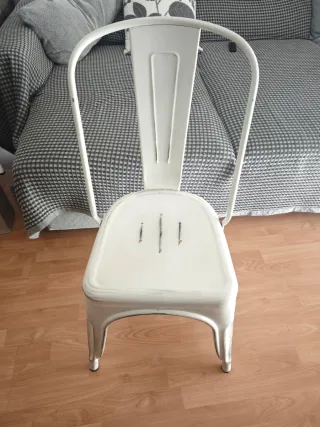 3 Sillas metálicas blancas estilo vintage y cojin