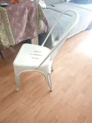 3 Sillas metálicas blancas estilo vintage y cojin