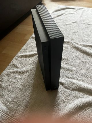 Xbox One X funzionante con cavi