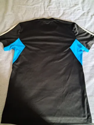 Camiseta deportiva negra y azul