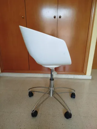Silla de diseño con ruedas y altura regulable