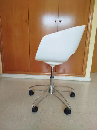 Silla de diseño con ruedas y altura regulable