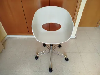 Silla de diseño con ruedas y altura regulable
