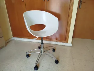 Silla de diseño con ruedas y altura regulable