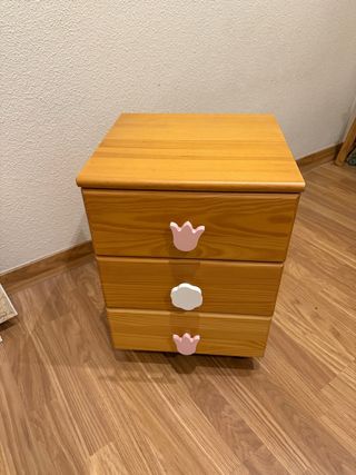 Mesita de noche de pino con tiradores