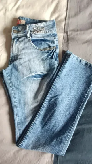 Pantalones vaqueros rectos con tachuelas