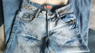 Pantalones vaqueros rectos con tachuelas