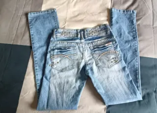 Pantalones vaqueros rectos con tachuelas