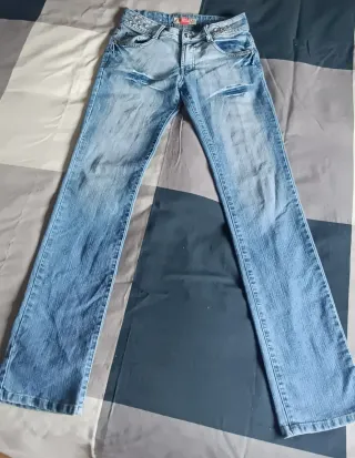 Pantalones vaqueros rectos con tachuelas