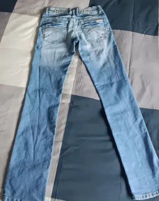 Pantalones vaqueros rectos con tachuelas