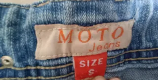 Pantalones vaqueros rectos con tachuelas