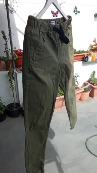 Pantalón Pull&Bear Clothing Company verde oliva