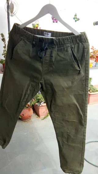 Pantalón Pull&Bear Clothing Company verde oliva