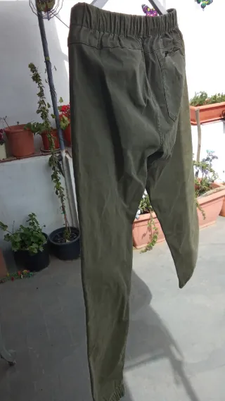 Pantalón Pull&Bear Clothing Company verde oliva