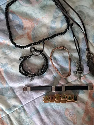 Set di accessori vari, inclusi collane e bracciali