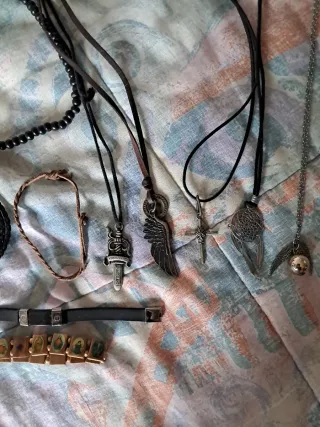 Set di accessori vari, inclusi collane e bracciali