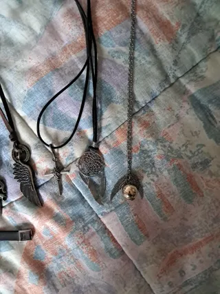 Set di accessori vari, inclusi collane e bracciali