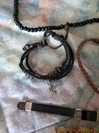 Set di accessori vari, inclusi collane e bracciali